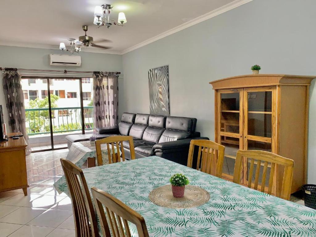 Marina Court Vacation Home 3 Bedrooms - コタキナバル エクステリア 写真