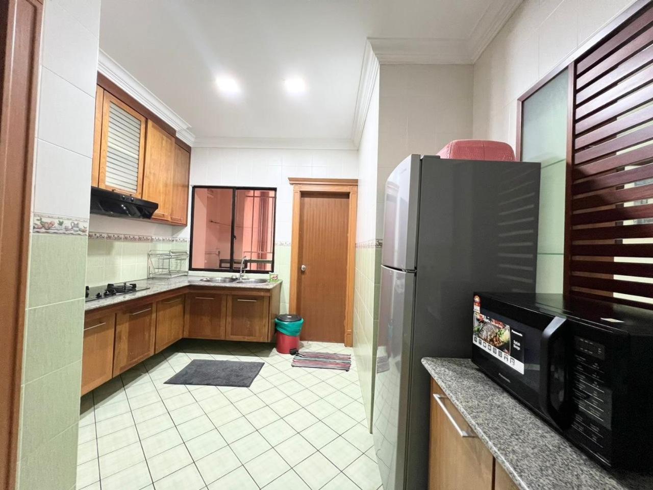 Marina Court Vacation Home 3 Bedrooms - コタキナバル エクステリア 写真