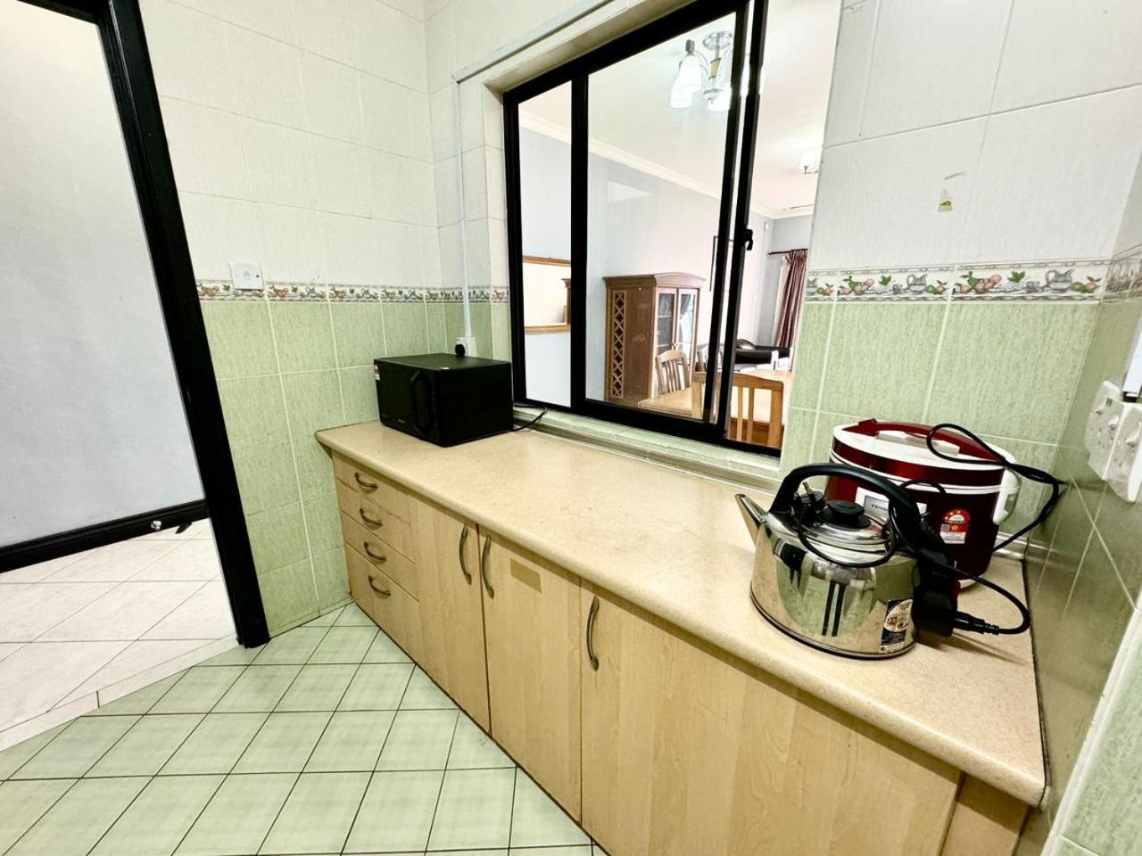 Marina Court Vacation Home 3 Bedrooms - コタキナバル エクステリア 写真